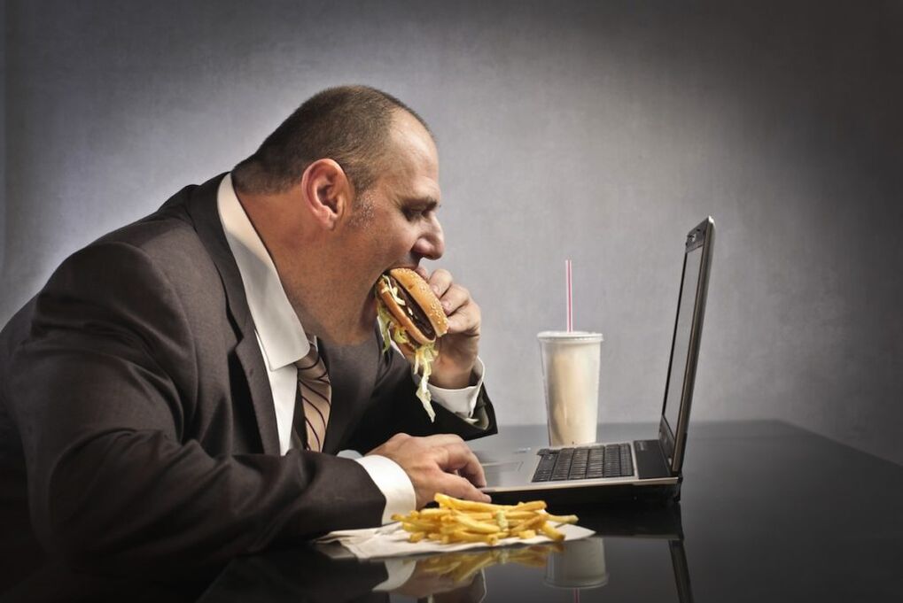 шкідлива їжа та сидяча робота як причини простатиту та геморою